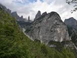 Schön ist im Norden die 300 m hohe Felsnadel zu sehen