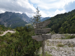 Auf der linken Seite führt der Weg bergab direkt zum Rifugio Pordenone