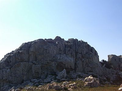 Rechts an den Felsen...