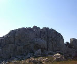 Rechts an den Felsen...
