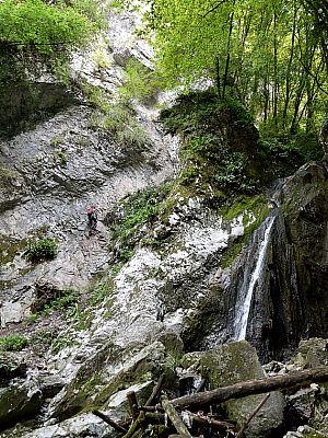 Links vom Wasserfall steigen wir zur Seilbrücke auf