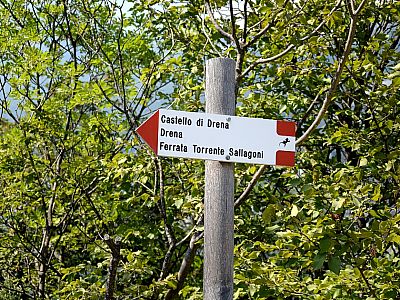 Hier ist der Klettersteig nach Osten ausgeschildert