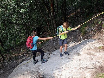 Noch einmal dürfen die Kinder an ein Seil