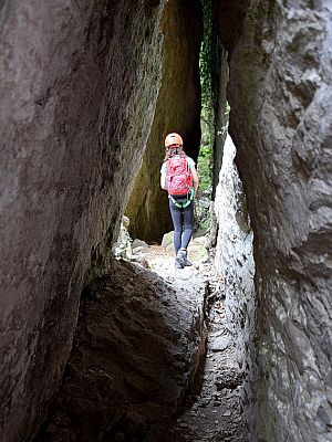 Ein riesiger Fels lässt sich durch einen Spalt passieren