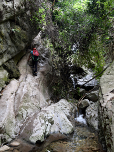 Hier hält man sich links und steigt aus der Klamm auf.