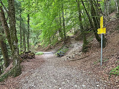 Wir biegen scharf rechts in den Querweg ein...