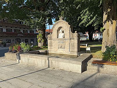 ...und der König Ludwig II.-Brunnen