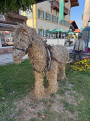 Kunstvoll gestaltetes Pferd am Maibaum