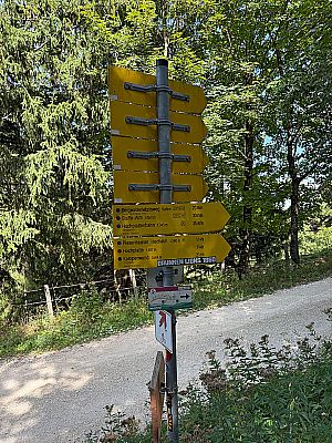 ...und biegen dort scharf links ab