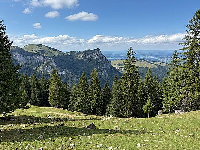 Links im Bild der Sulten, mittig die Gedererwand