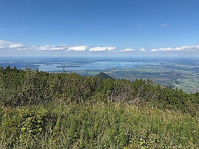 Am Gipfel zeigt sich der Chiemsee in seiner ganzen Pracht