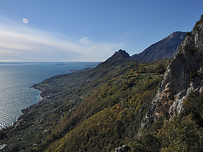 Der Blick am Westufer entlang nach Süden zum Monte Castello di Gaino
