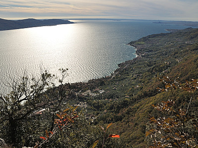 Tief unter uns sieht man die Häuser von Gargnano 