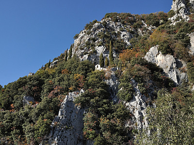 Bei den Zypressen ist die weiß getünchte Einsiedelei zu erkennen 