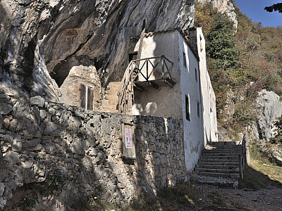 Über eine Außentreppe gelangt man zu den Zimmern