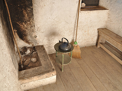 Im ersten Raum finden wir eine Kochstelle vor