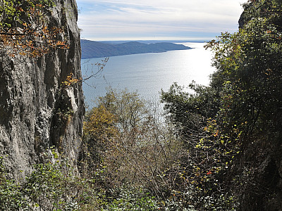 Der Blick durch die steile Rinne auf den Gardasee