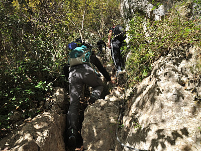 Bei der leichten Kletterei muss man auf lose Steine achten 