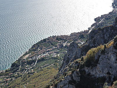 Der Blick auf die Stadtkirche von  Gargnano 