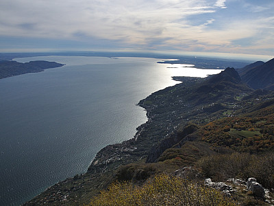 Der Blick reicht bis Sirmione am Südufer des Gardasees