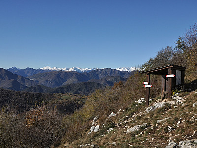 Im Nordwesten die schneebedeckten Berge der südlichen Adamello-Presanella-Gruppe