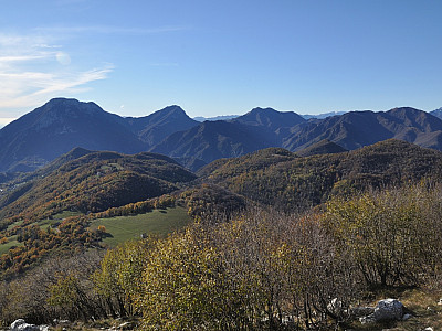 Im Südwesten der Monte Pizzocolo, der Monte Spino und der Monte Zingla