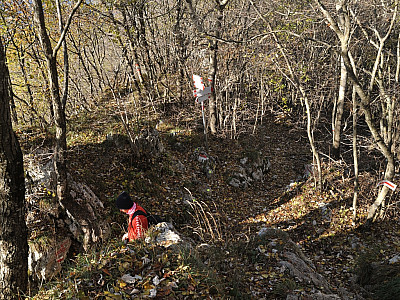 Im Sattel biegen wir links ab und wandern weiter auf dem Weg 232 Richtung Sasso