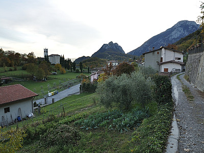 Auf einem breiten Weg erreichen wir wieder Sasso