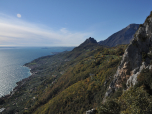 Der Blick am Westufer entlang nach Süden zum Monte Castello di Gaino