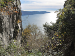 Der Blick durch die steile Rinne auf den Gardasee