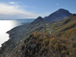 Der Monte Castello di Gaino und Monte Pizzocolo im Südwesten