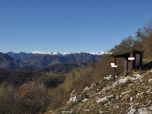 Im Nordwesten die schneebedeckten Berge der südlichen Adamello-Presanella-Gruppe