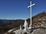 Das vorgelagerte Gipfelkreuz mit Madonna am Monte Comer