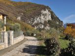 In einem Bogen nach Norden steuern wir auf die Felsen zu