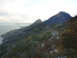 Hinter dem Monte Pizzocolo verschwindet die Sonne