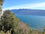 Der Blick über den Gardasee zum Monte Baldo wird uns bis zum Gipfel begleiten