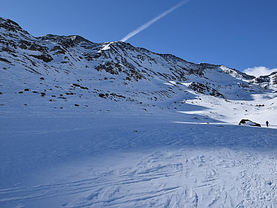 Links vor uns zeichnet sich die Rampe ab, die wir für den Aufstieg nutzen werden