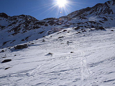 Links nach Süden steigen wir noch weit vor dem Zufallferner auf