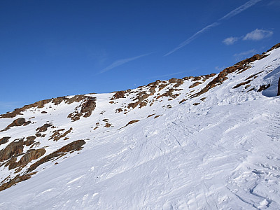 Leicht rechts führt uns die Spur durch den aperen Hang