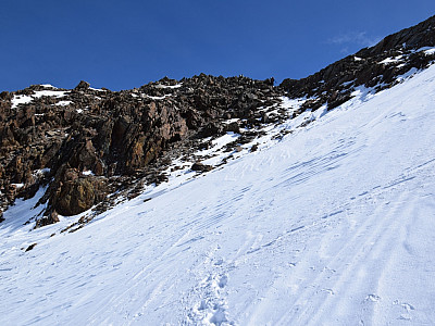 Nach dem steilen Schneefeld führt uns eine Rinne zum Grat