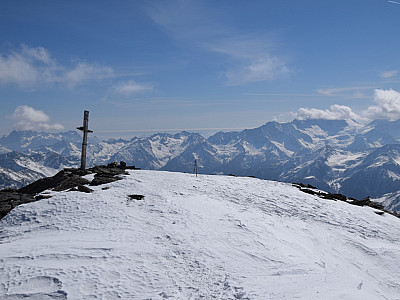 Das schlichte Gipfelkreuz der Köllkuppe (Cima Marmotta)
