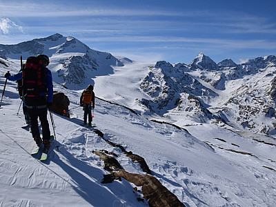 Während der Abfahrt haben wir stets die Zufallspitze, die Königsspitze, den Monte Zebru und den Ortler vor Augen