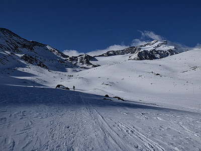 In der Sonne marschieren wir ein Stück auf den Zufallferner zu