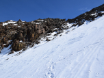 Nach dem steilen Schneefeld führt uns eine Rinne zum Grat