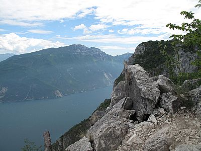 Tiefblick zum Gardasee, dahinter der Monte Altissimo