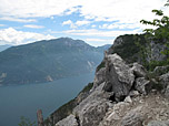 Tiefblick zum Gardasee, dahinter der Monte Altissimo