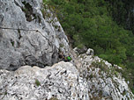 Der Gipfelfelsen wird über eine letzte Drahtseilsicherung abgeklettert