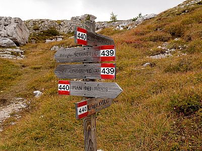 Wir spazieren auf dem Weg 439 weiter zum Rifugio Scoiattoli ... 