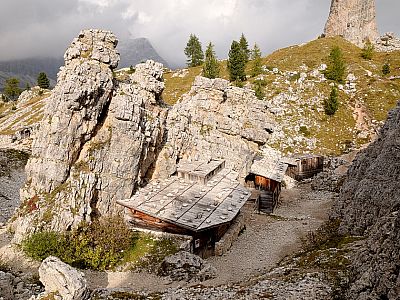 ...befinden sich die wiederaufgebauten Baracken der Alpinis.