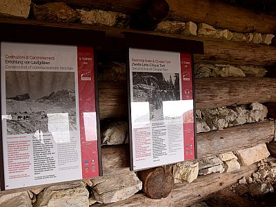 Zahlreiche Tafeln informieren über das Geschehen vor mehr als 100 Jahren